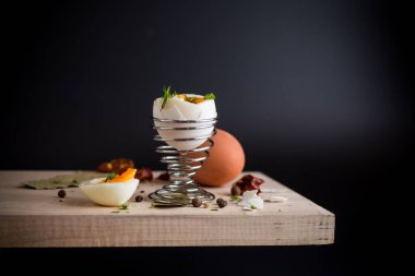 Siyah arka planda izole edilmiş yumurta kabında rafadan yumurta..