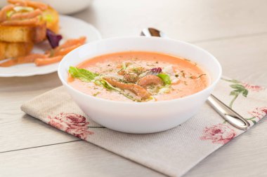 Kalın ve kremalı alabalık çorbası tabakta.