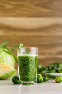 Temizlik ve enerji için sağlıklı yeşil smoothie.