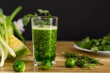 Taze sebze ve otlarla taze yeşil smoothie..