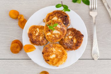 Narin bir dokusu ve aromatik kurutulmuş kayısısı olan ev yapımı peynirli krep..