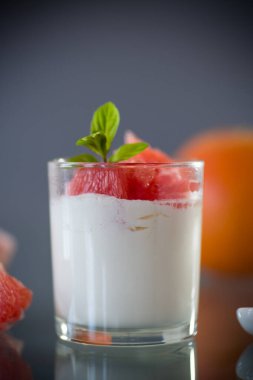 Yoğurttan ve taze greyfurttan yapılmış sağlıklı bir tatlı..