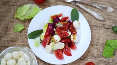 Akşam yemeğinde klasik İtalyan Caprese salatası..