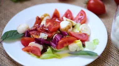 Yapraklı ve mozarellalı nefis yaz salatası..