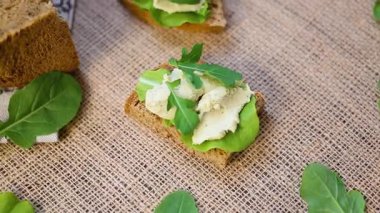 Çuval bezinde çavdar ekmekli sandviç ve ringa balığı..