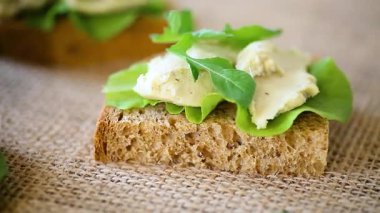 Sebzeli iştah açıcı sandviç ve çuval bezine yayılmış balık..