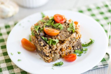 Mantarlı ve sebzeli bulgur pişirdim..