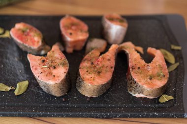 Otlu somon bifteği ve karabiber..