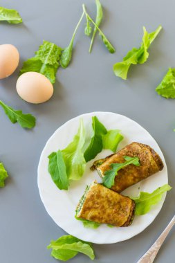 Beyaz tabakta yeşil sebzeli sağlıklı Çin böreği..