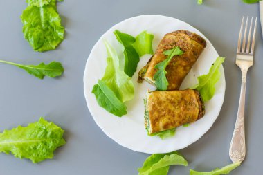 Ev yapımı omlet, salata ve yeşil yapraklı..