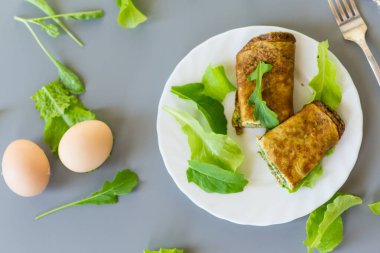 Yeşillikli omlet ve taze roka..