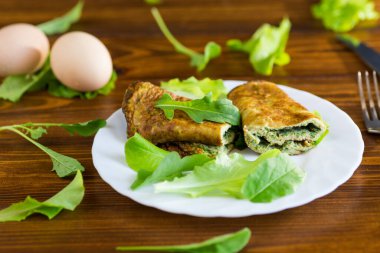 Beyaz tabakta yeşil sebzeli sağlıklı Çin böreği..