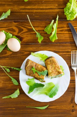 Beyaz tabakta yeşil sebzeli sağlıklı Çin böreği..