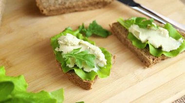 Çavdar ekmeği ve sebzeli sağlıklı kahvaltı..