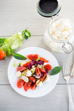 Yapraklı ve mozarellalı nefis yaz salatası..