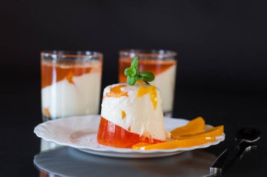 Meyve reçelli ve naneli panna cotta tatlısı..