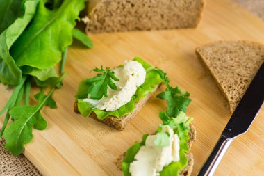Ev yapımı çavdar ekmeği, roka ve salata..