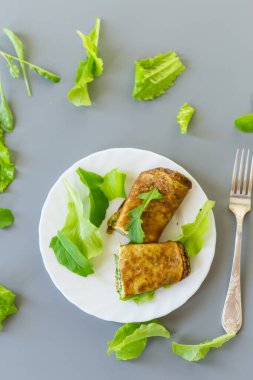 Yeşillikli omlet ve taze roka..