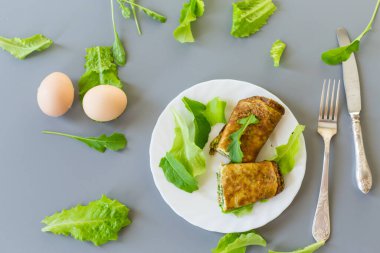 Yeşillikli omlet ve taze roka..