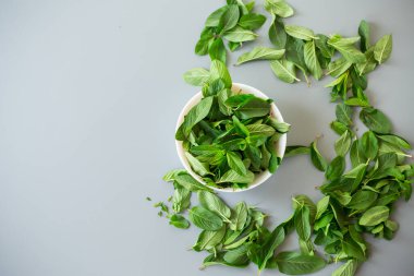 Yukarıdan gri arkaplanlı taze naneli şeker..