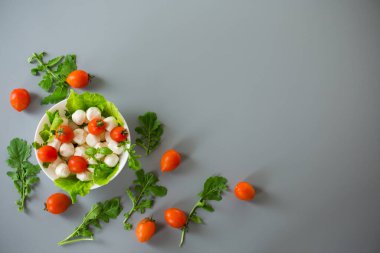 Mini mozarellalı sebze ve domatesli iştah açıcı servis..