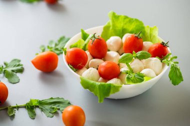 Mini mozarellalı sebze ve domatesli iştah açıcı servis..