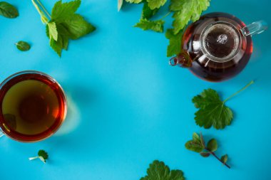 Frenk üzümünden yeşil çay ve cam çaydanlıkta nane yaprakları..
