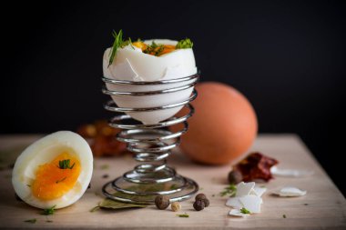 Siyah arka planda izole edilmiş yumurta kabında rafadan yumurta..