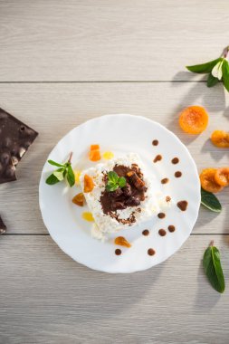 Çikolata soslu ve şekerli meyveli tatlı süzme peynirli kahvaltı..