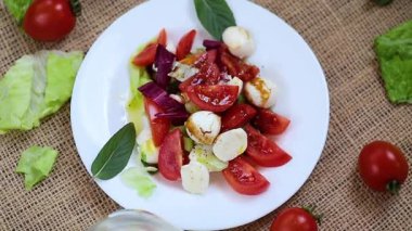 Yapraklı ve mozarellalı nefis yaz salatası..