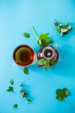Frenk üzümünden yeşil çay ve cam çaydanlıkta nane yaprakları..