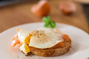 Bir dilim ekmek, pişmiş yumurta ve hafif tuzlanmış kırmızı balık..