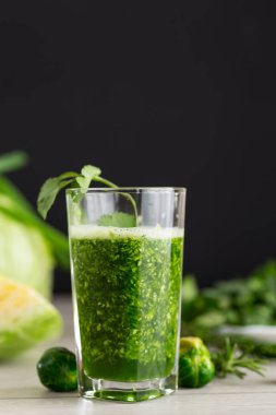 Taze sebze ve otlarla taze yeşil smoothie..