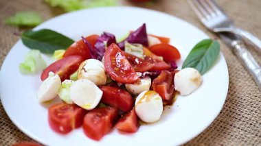 Akşam yemeğinde klasik İtalyan Caprese salatası..