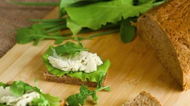 Peynirli ve taze yapraklı vejetaryen atıştırmalığı..