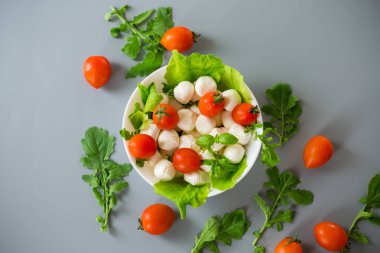 Yeşil ve kiraz domatesli mini mozzarella..