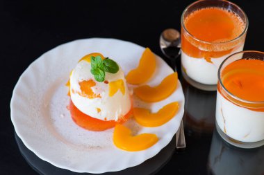 Işıl ışıl jöleli hafif süt tatlısı.