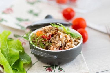 Karabuğday ve sebzelerle seramik kasede basit bir akşam yemeği..