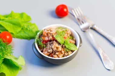 Gri arka planda sebzeli haşlanmış karabuğday..