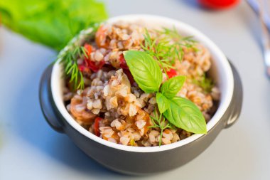 Gri arka planda sebzeli karabuğday..