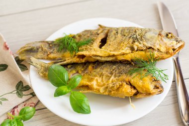 Kızartma tavasında tereyağı ve baharatla kızartılmış sazan balığı..