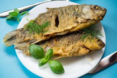 Kızartma tavasında tereyağı ve baharatla kızartılmış sazan balığı..