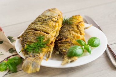 Köyün mutfağında geleneksel Ukrayna sazan balığı kızartması..