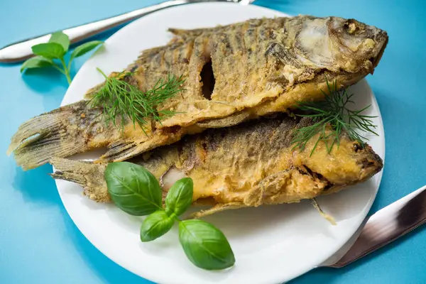 Kızartma tavasında tereyağı ve baharatla kızartılmış sazan balığı..