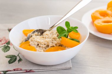 Tatlı şeftalili, besleyici sütlü lapa..