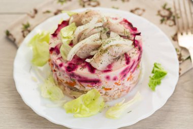 Patates, havuç ve balıklı ev yapımı sebze salatası..