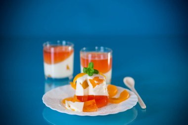 Reçelli, kremalı ve taze naneli meyve tatlısı..