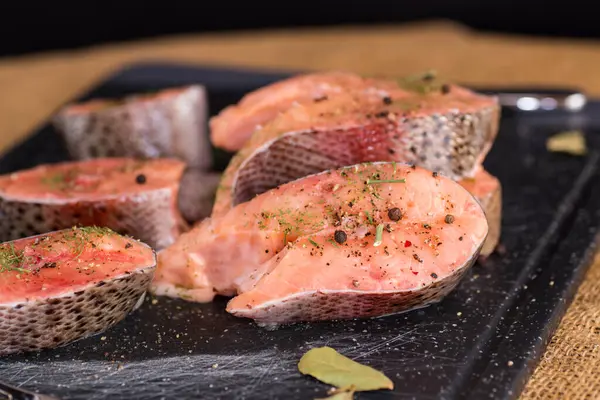 Çiğ, baharatlı kırmızı balık parçaları..