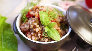 Basit bir yemek. Seramik kasede sebzeli karabuğday..