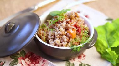 Karabuğday ve sebzelerle seramik kasede basit bir akşam yemeği..